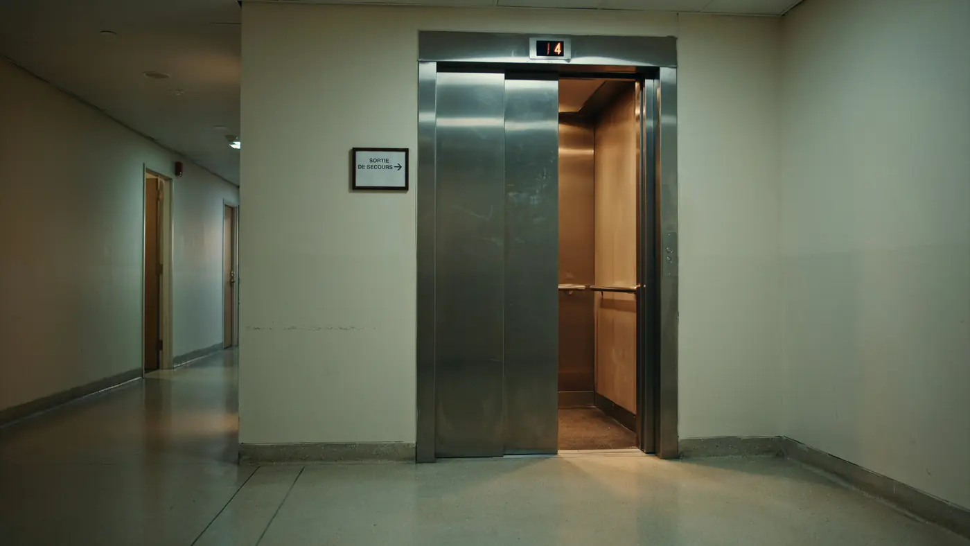 Ascenseur de bureau vide, image de harcelement au travail