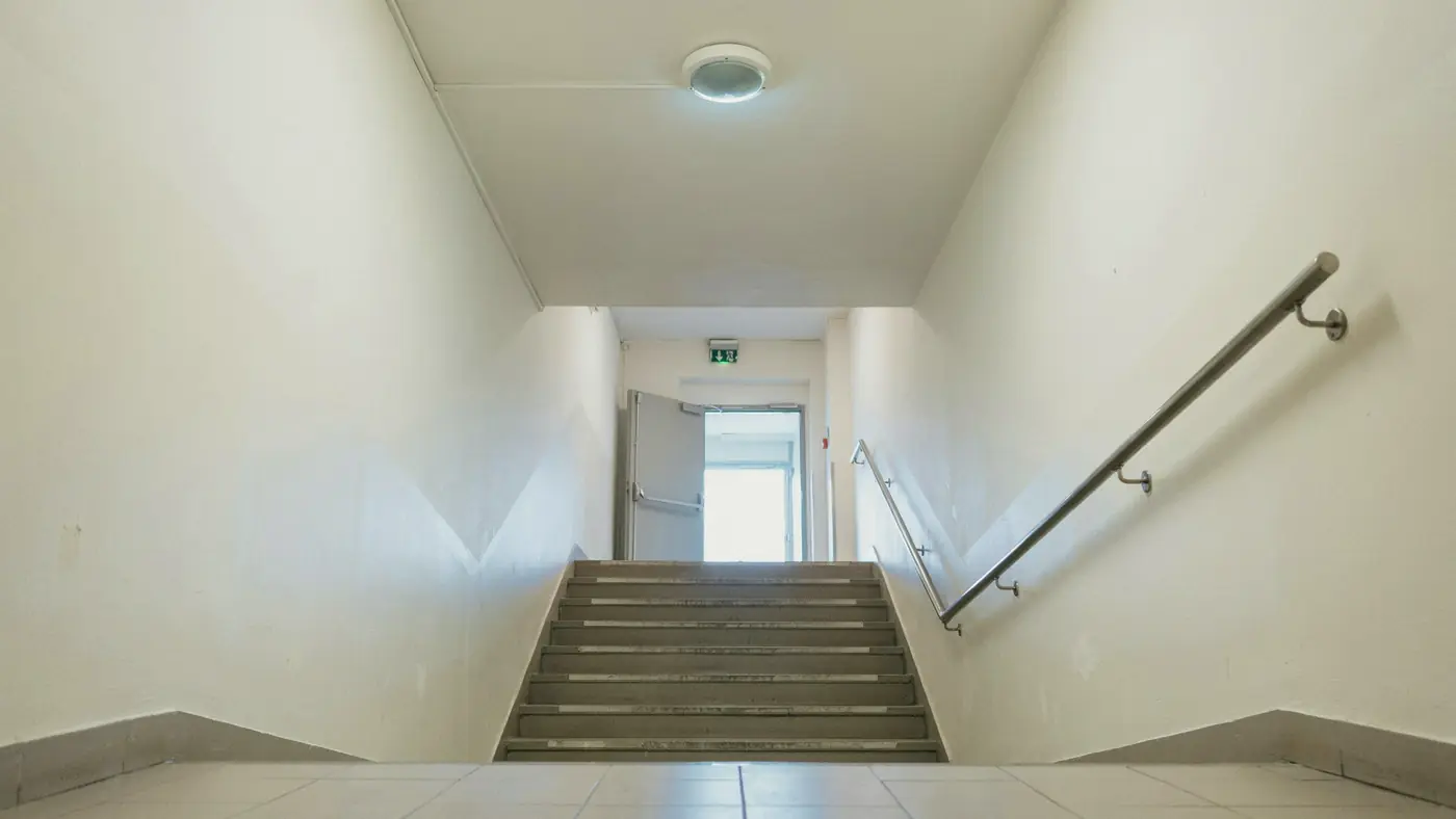 Escalier vide, image de demande d aide discrete