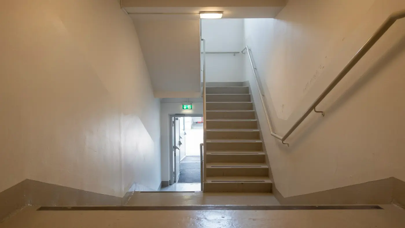 Escalier vers une sortie lumineuse, image de plan de securite